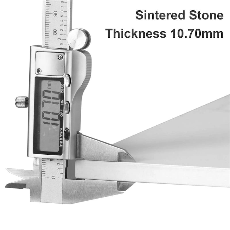 Runder Esstisch in Marmoroptik mit schwarzen Metallbeinen, 31.5 × 30 in